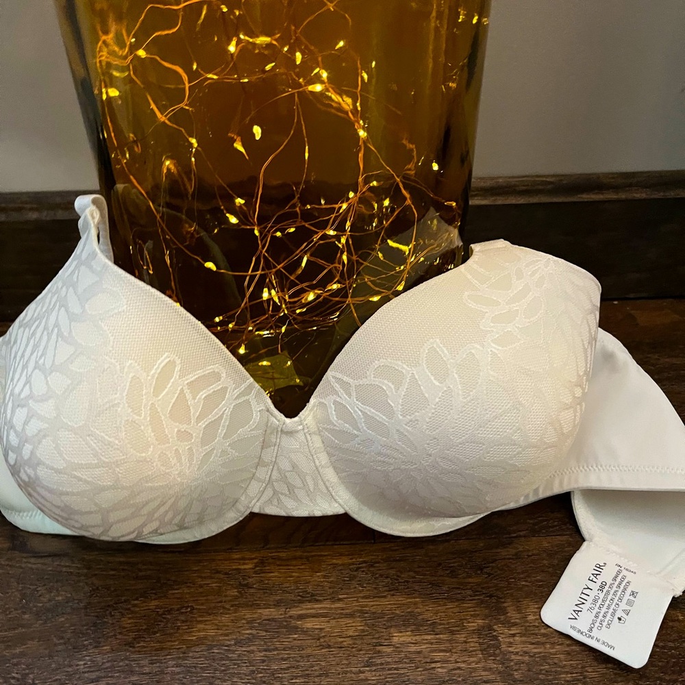 Vanity Fair 38 D Bra. Never worn.